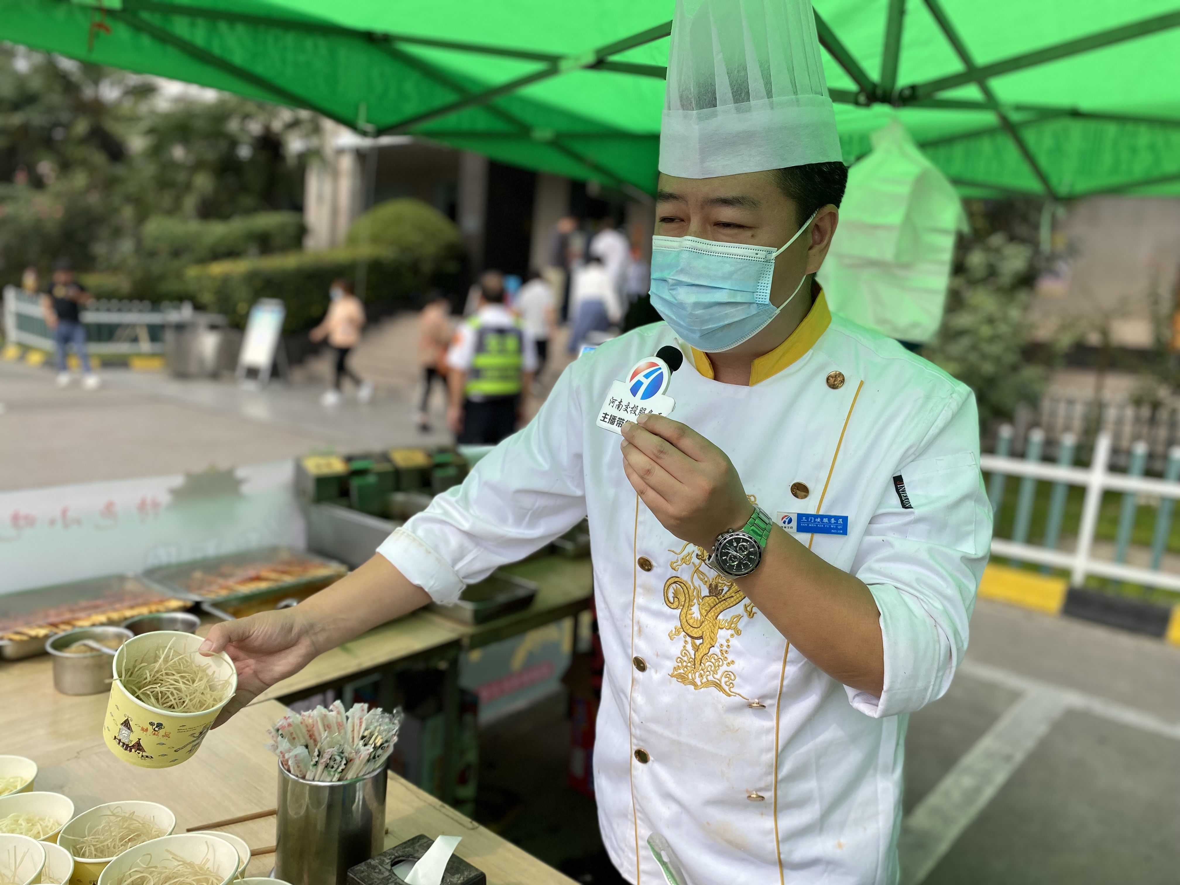 三門峽服務區(qū)廚師長介紹特色小吃，并告訴我們有去年途徑服務區(qū)吃過的司乘今年專程來吃。（趙丁?。?JPG