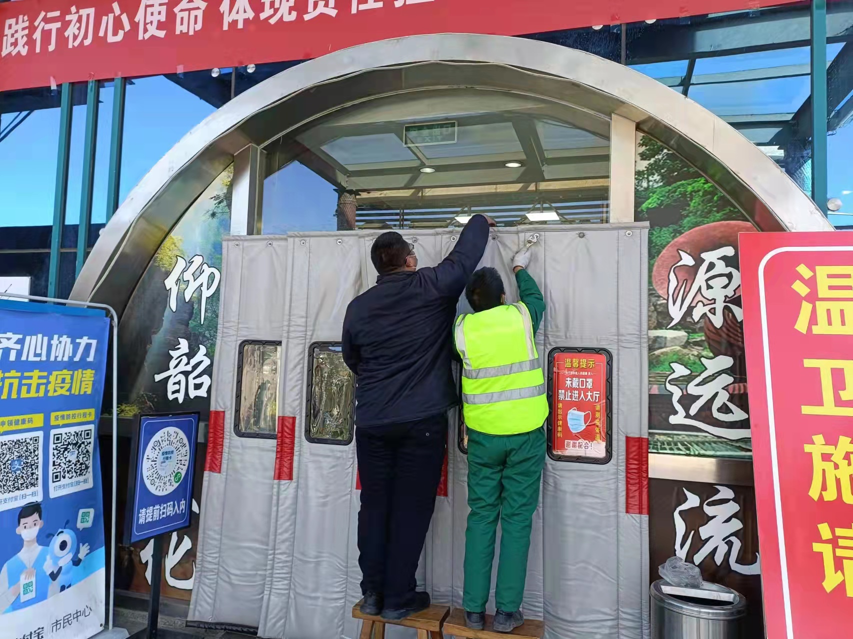 2021年11月，澠池西停車區(qū)南區(qū)積極做好惡劣天氣防范工.jpg