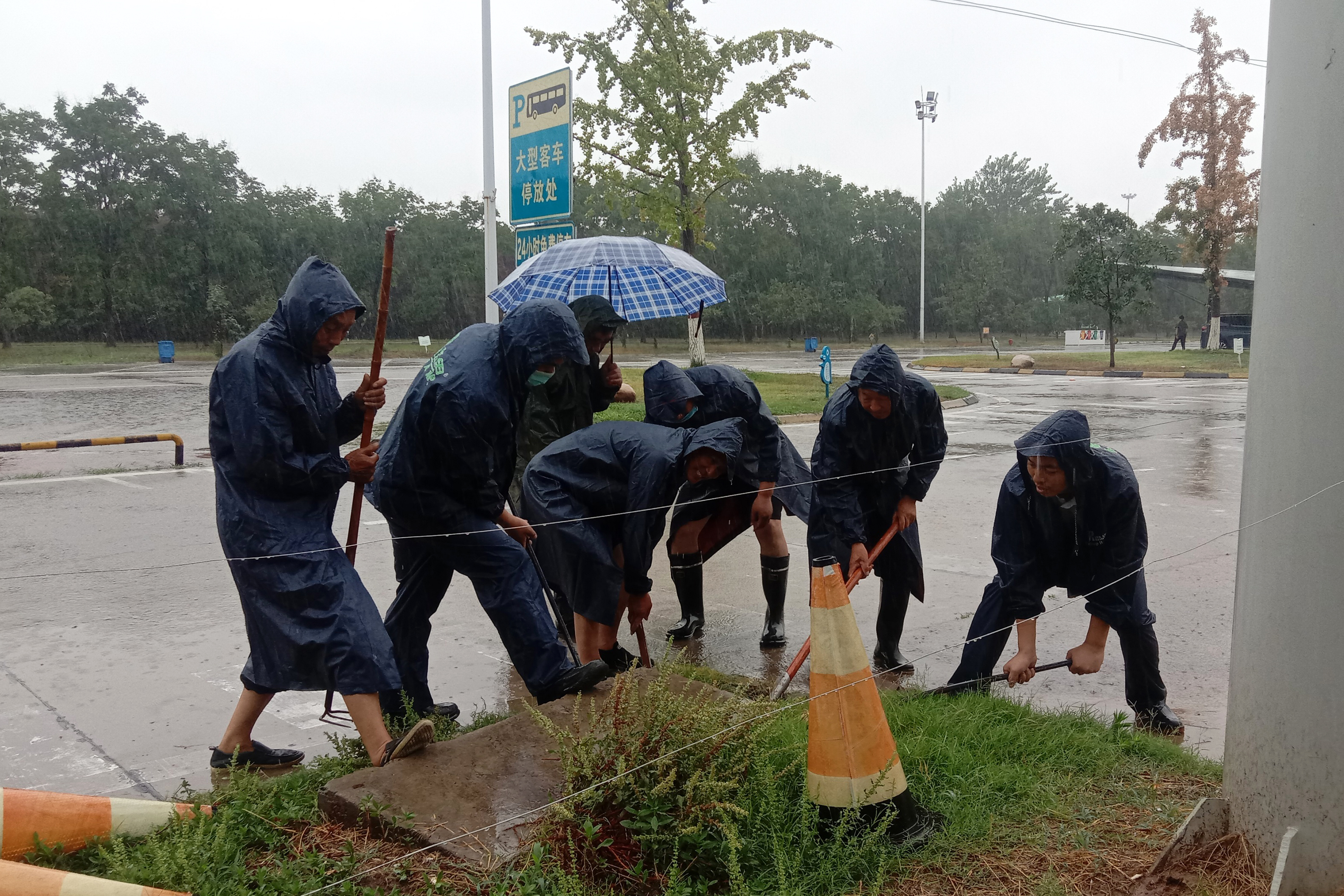 7月5日周口東服務(wù)區(qū)清理排水溝.jpg