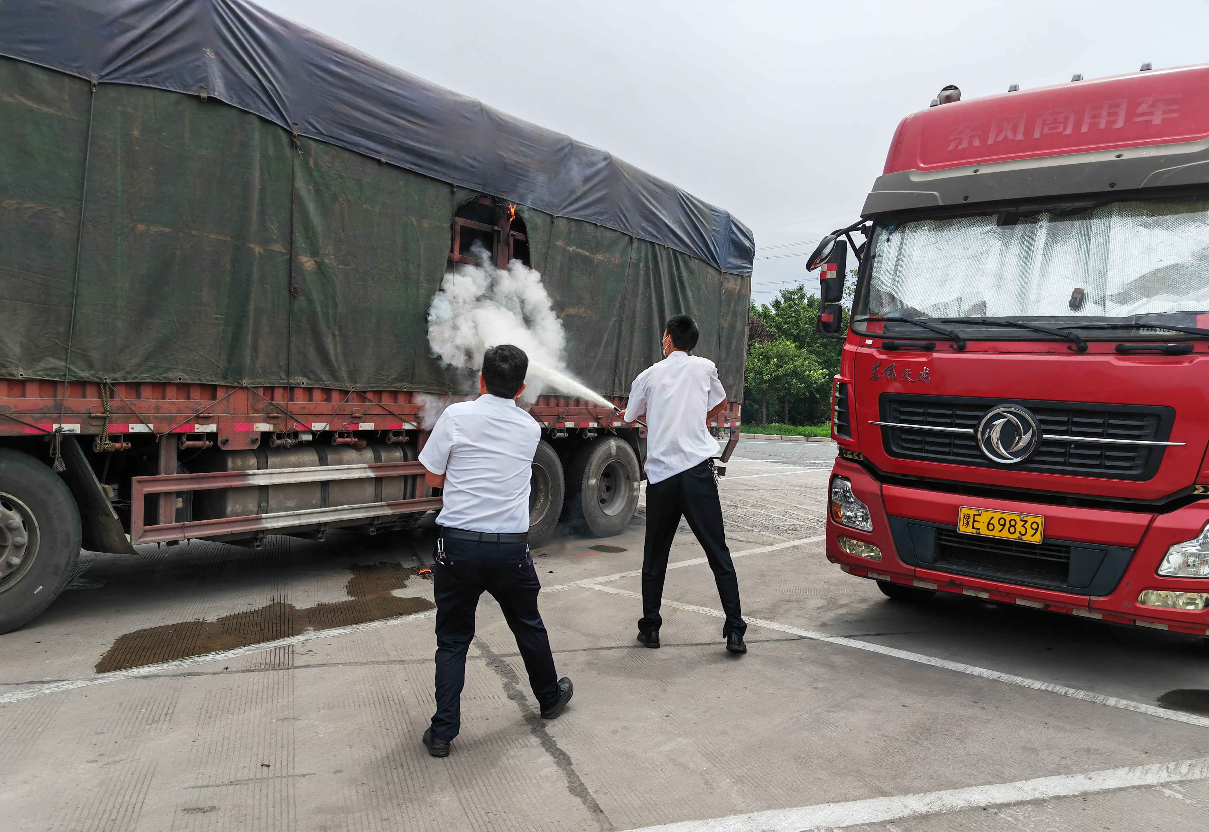 7月19日貨車自燃起火，安陽服務(wù)區(qū)緊急救援 李潤林 攝 (4).jpg