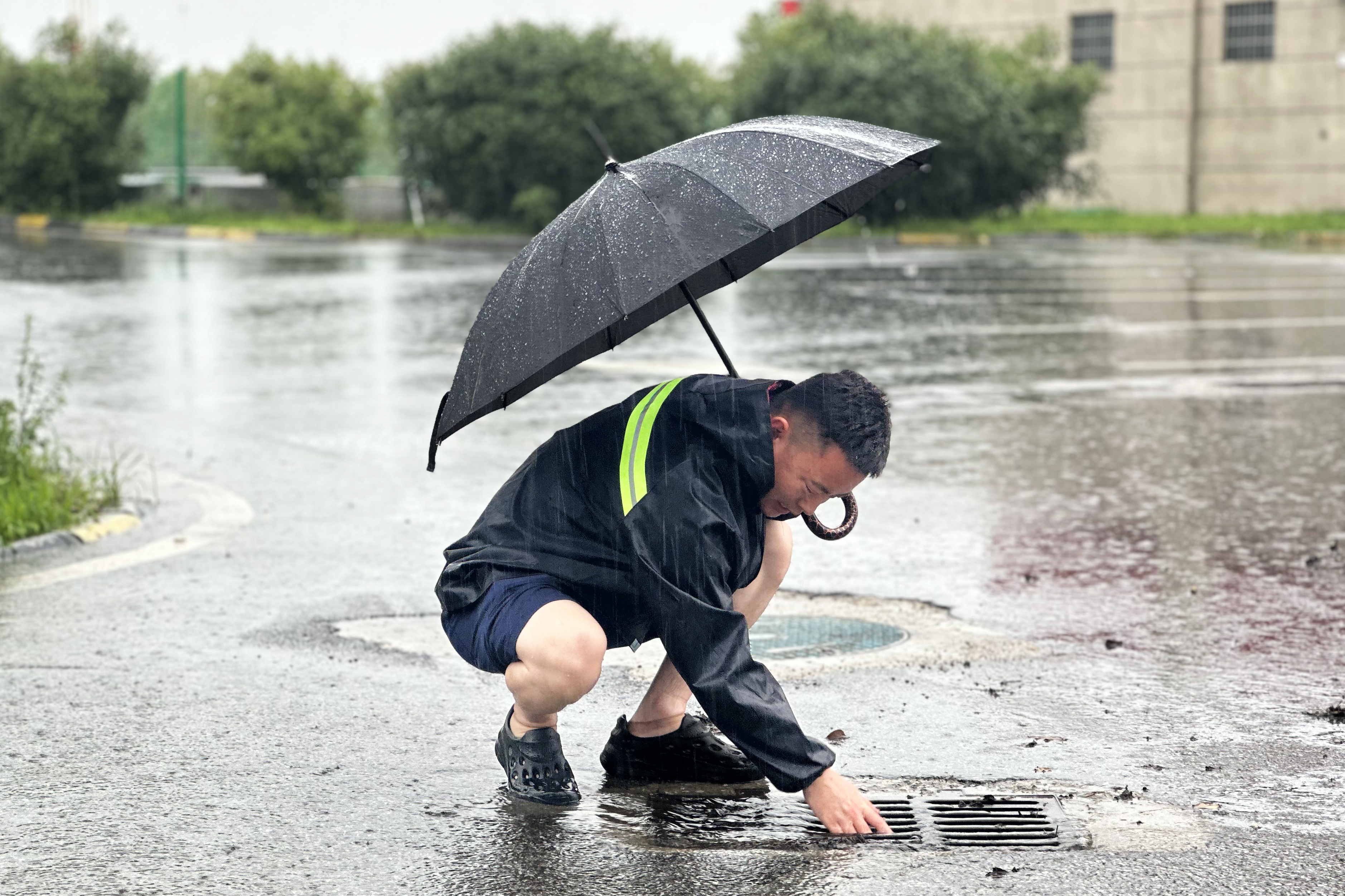 2024年7月15日，社旗服務(wù)區(qū)暴雨，服務(wù)區(qū)領(lǐng)導(dǎo)班子帶領(lǐng)全體后勤及一線人員對服務(wù)區(qū)上、下道口邊溝進行隱患排查并清理，對兩區(qū)廣場、主車道排水井、篦子雜物進行清理，確保服務(wù)區(qū)安全工作落到實處（拍攝人：喬滿滿 185 3772 4358）.jpg